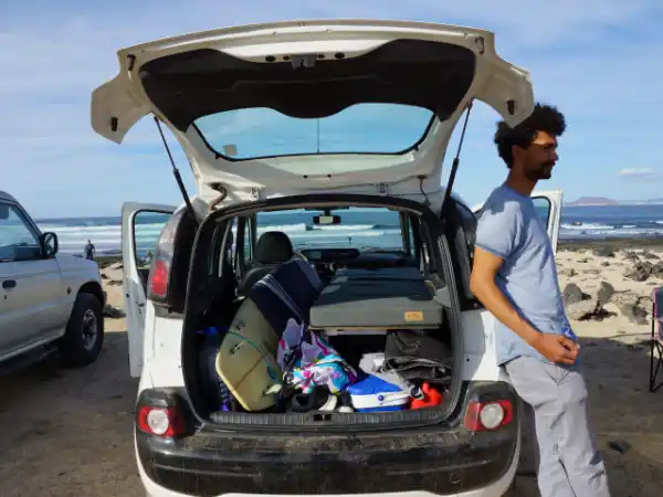Im Auto schlafen - VW Touran Camping in den Dünen - Minimalismus