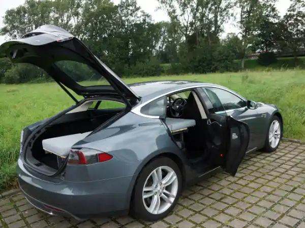 Tesla-Model-S-mit-Bett