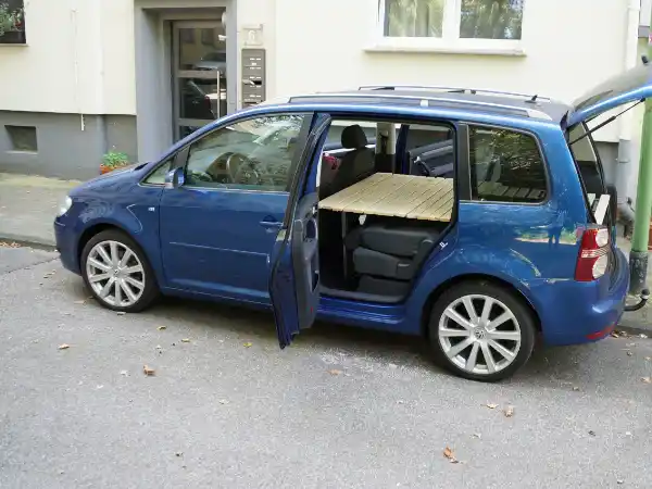 VW-Touran-mit-Bett